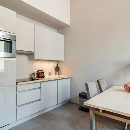 Beautiful 2 Bedroom In The Heart Of Lägenhet